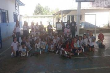 Alunos da Escola Honorina do Distrito de Cocaes, realizam trabalho de conscientização contra a dengue