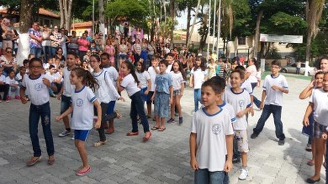 Alunos da Rede Municipal participam de ato solene em comemoração aos 146 anos do município