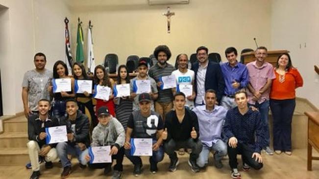 Entrega dos certificados aos alunos dos cursos gratuitos de jardinagem e pintura predial