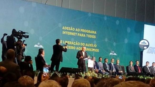 Em Brasília, Prefeito assina termo de adesão ao Programa “Internet para todos”