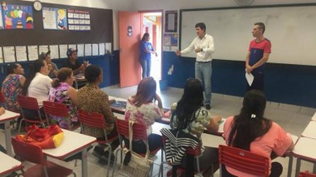 Alunos iniciam aulas do Programa de Alfabetização para jovens e adultos