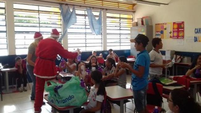 Alunos da rede municipal recebem presente de Natal do Papai Noel.
