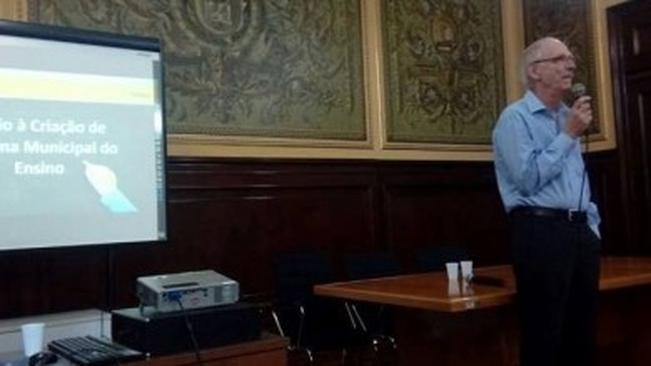 Diretora de Educação participa de reunião sobre Sistema Municipal de Ensino