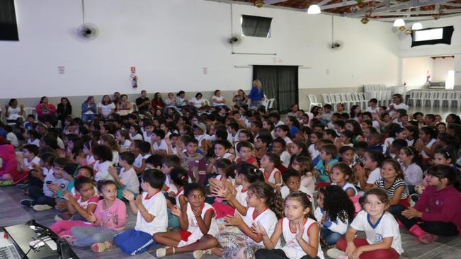 Peça teatral ” A culpa é de quem ?” é apresentada em Sarapuí